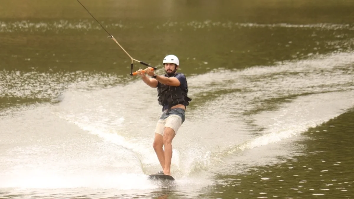 Rider praticando wakeboard no lago do Alteza Wake Park em Bananeiras