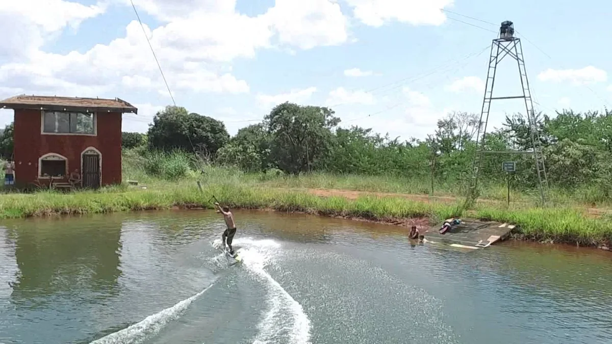 Rider usando o sistema de cabo da Ecovila da Lagoa em Planaltina de Goiás