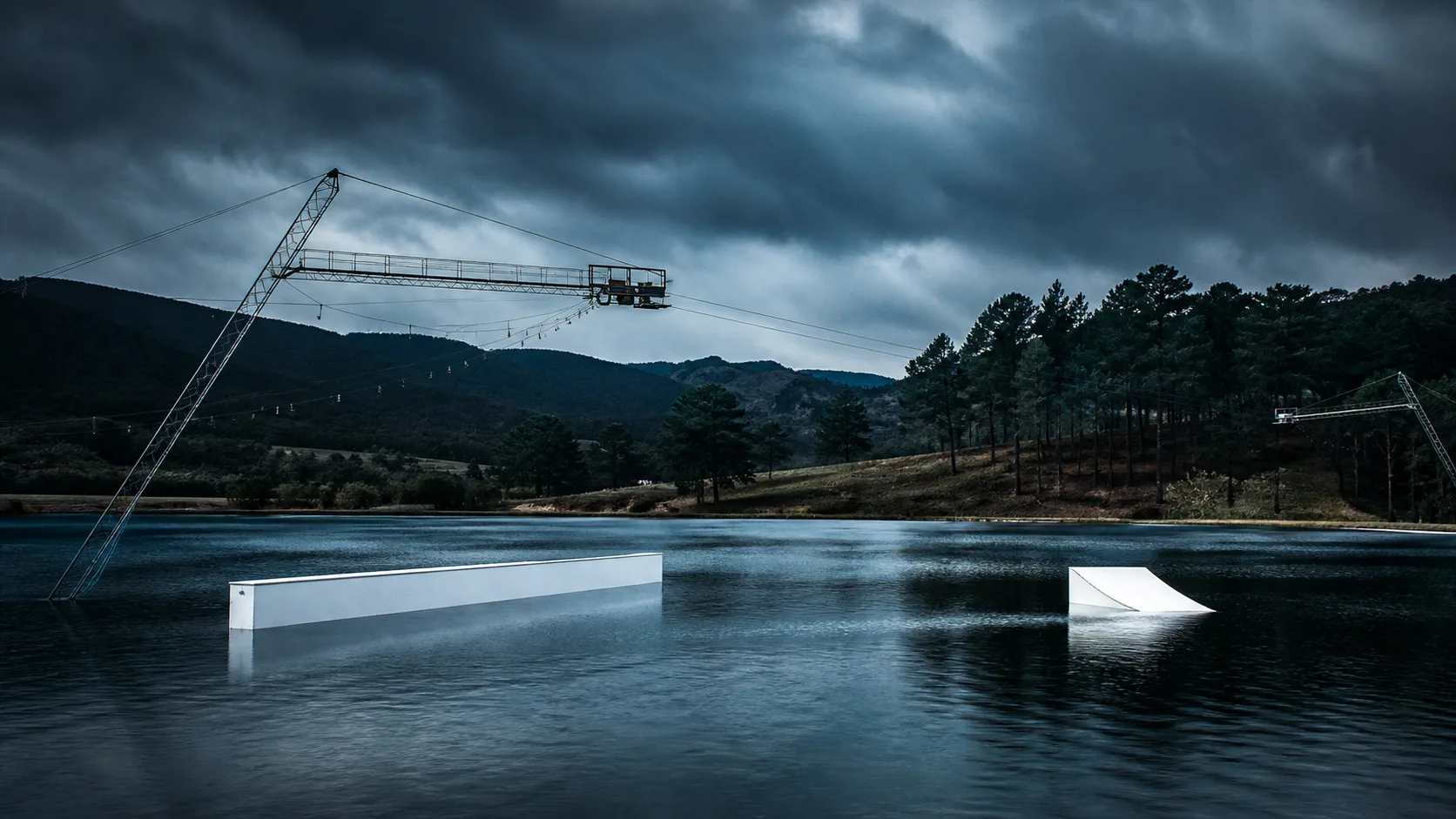 Imagem editorial de um cable park em reservatório do Sul com torres, cabos e obstáculos