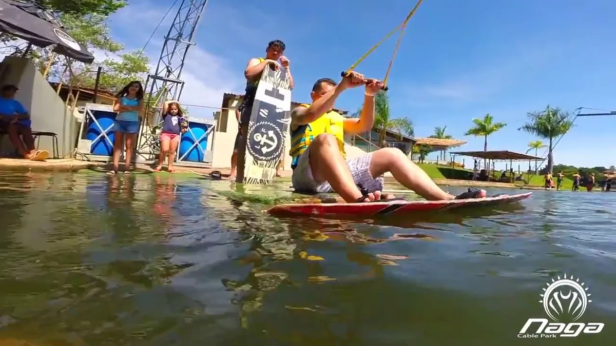Aula para iniciante no lago do Naga Cable Park, em Jaguariúna