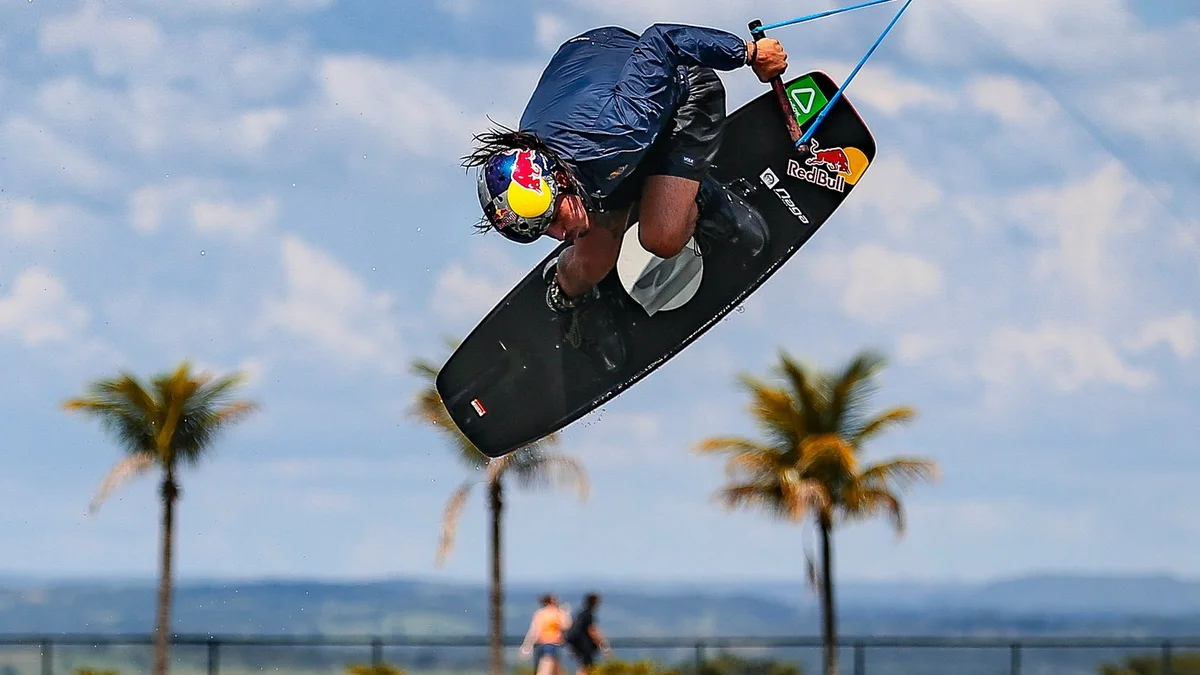 Rider executando uma manobra de wakeboard no Sunset Wake Park